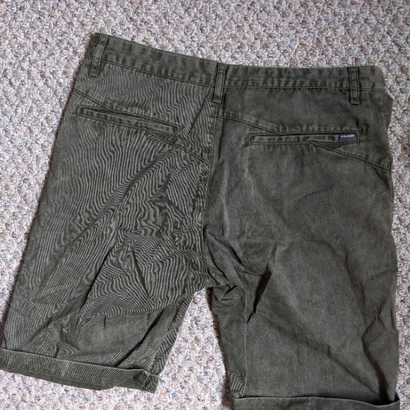 Green Volcom shorts - Picture 4 of 4